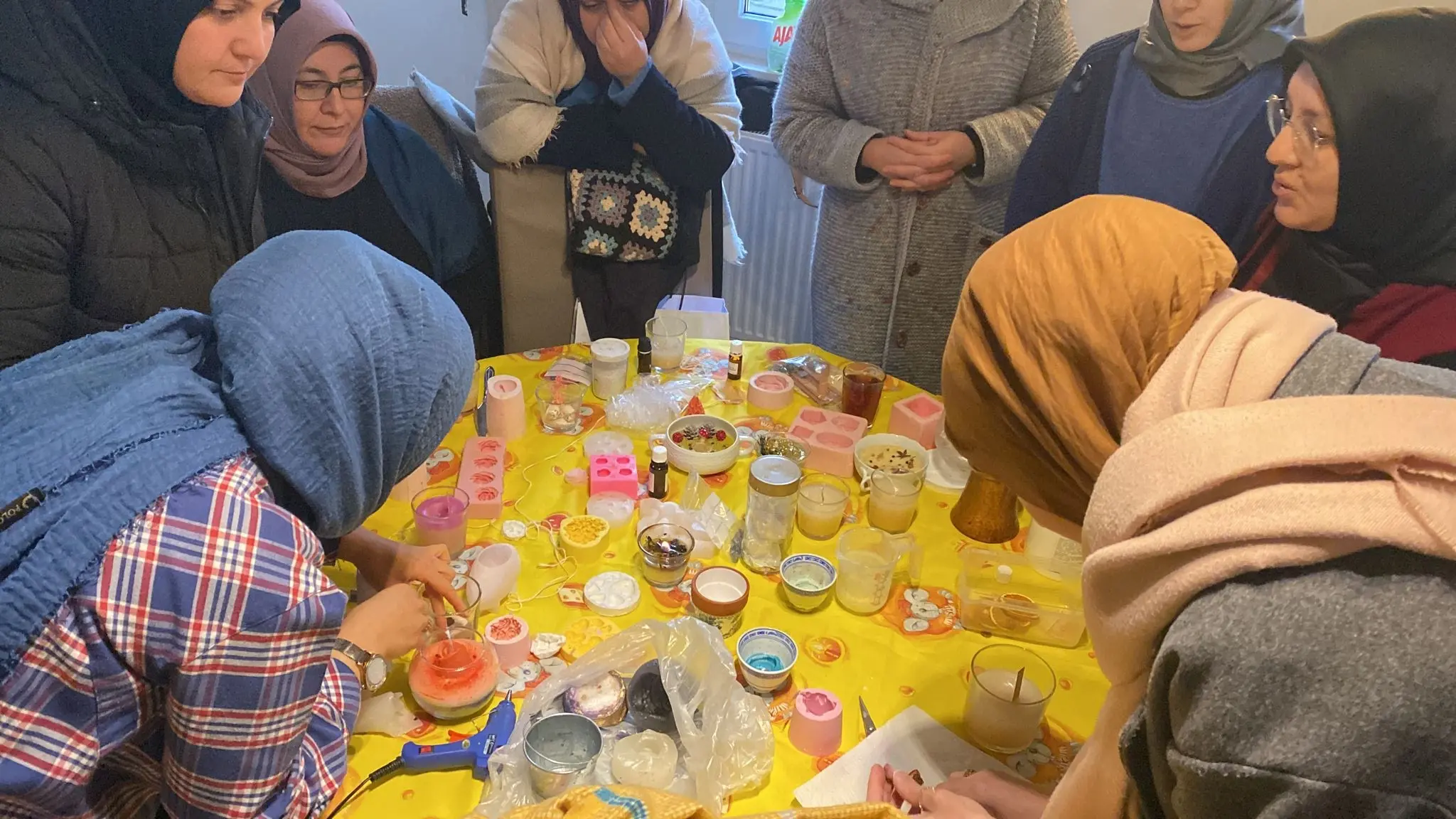 news-workshop-kaarsen-maken-leert-deelnemers-1