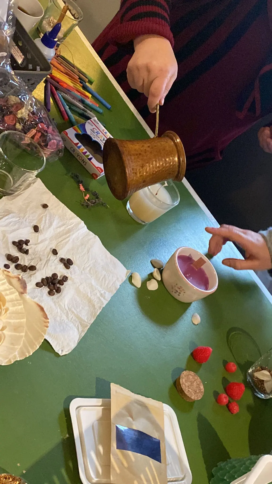 news-workshop-kaarsen-maken-leert-deelnemers-2