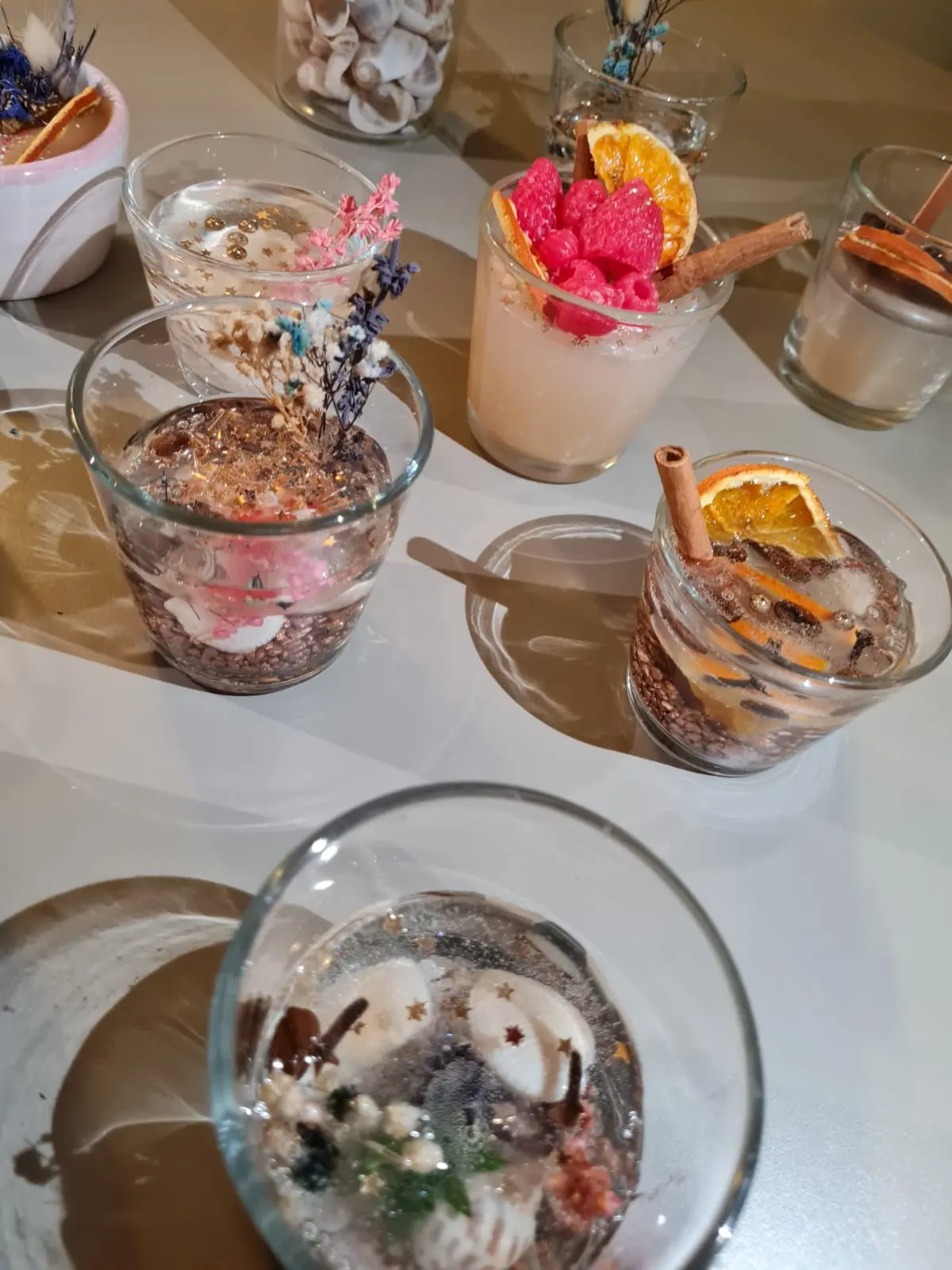 news-workshop-kaarsen-maken-leert-deelnemers-3