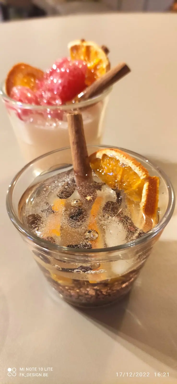 news-workshop-kaarsen-maken-leert-deelnemers-4