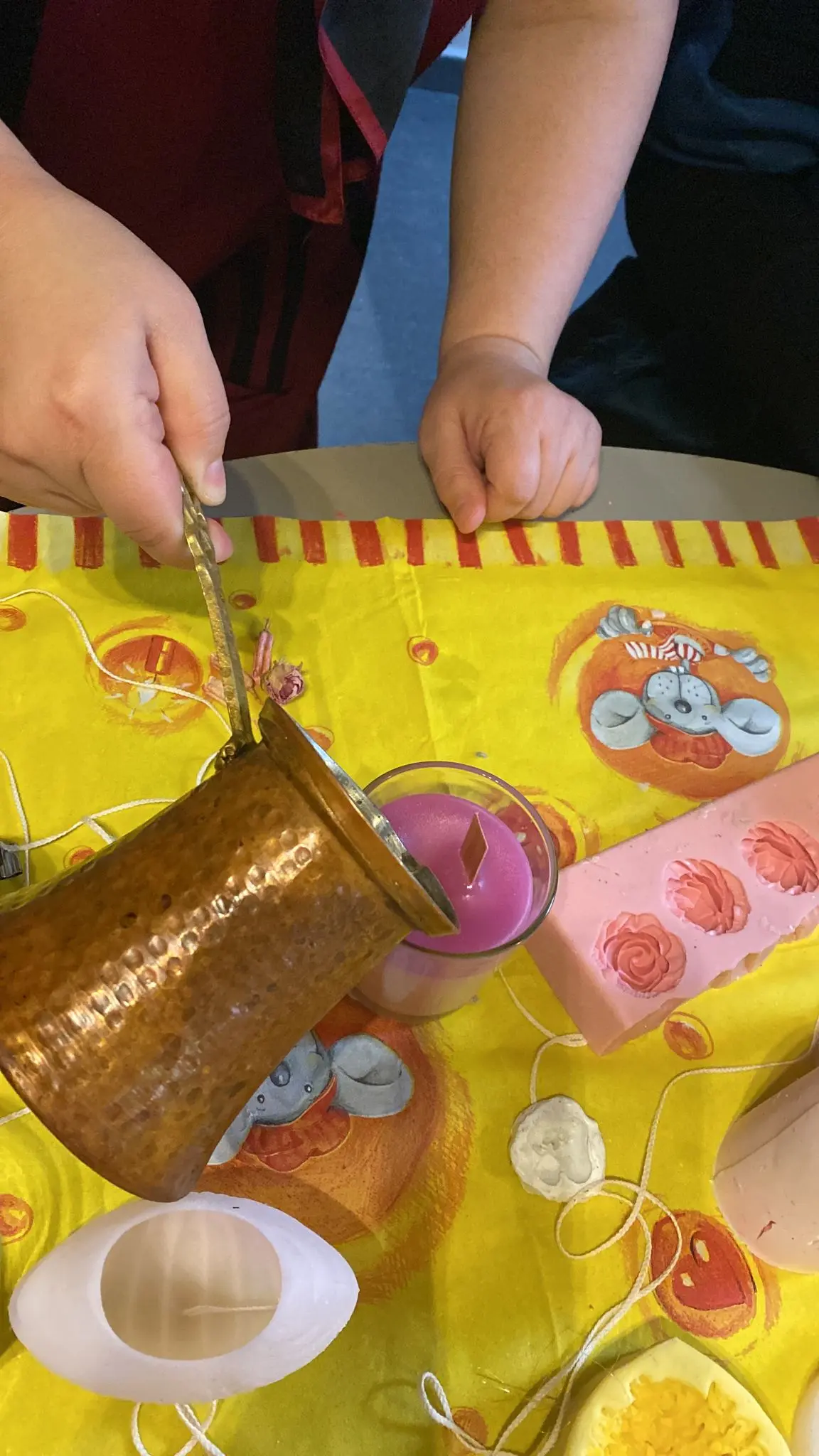 news-workshop-kaarsen-maken-leert-deelnemers-5