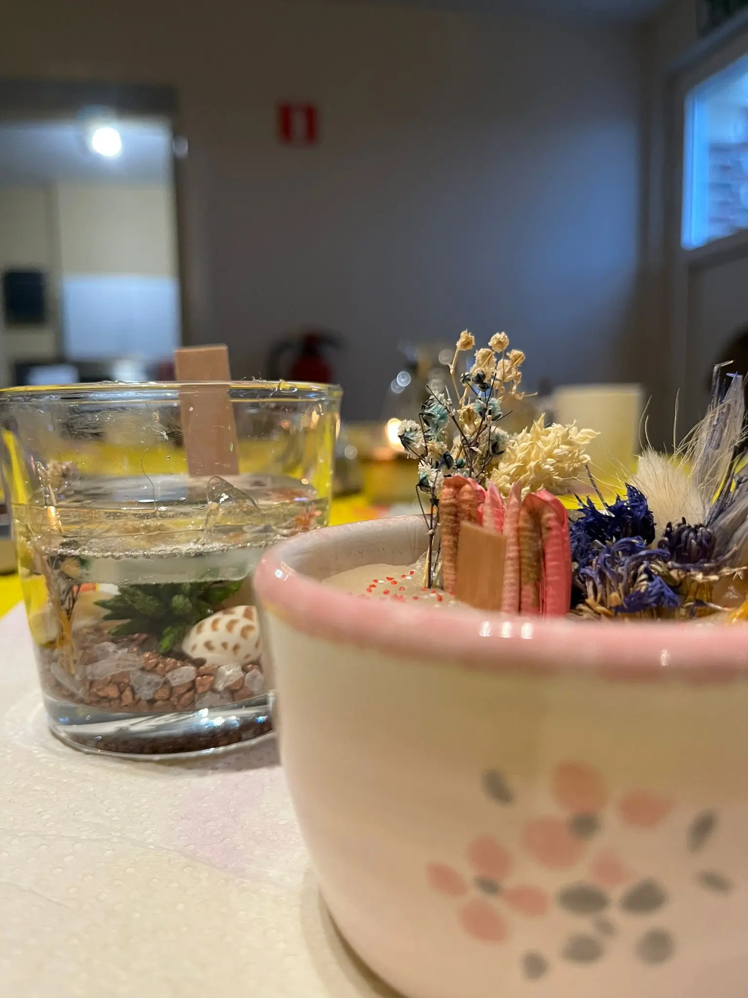 news-workshop-kaarsen-maken-leert-deelnemers-6