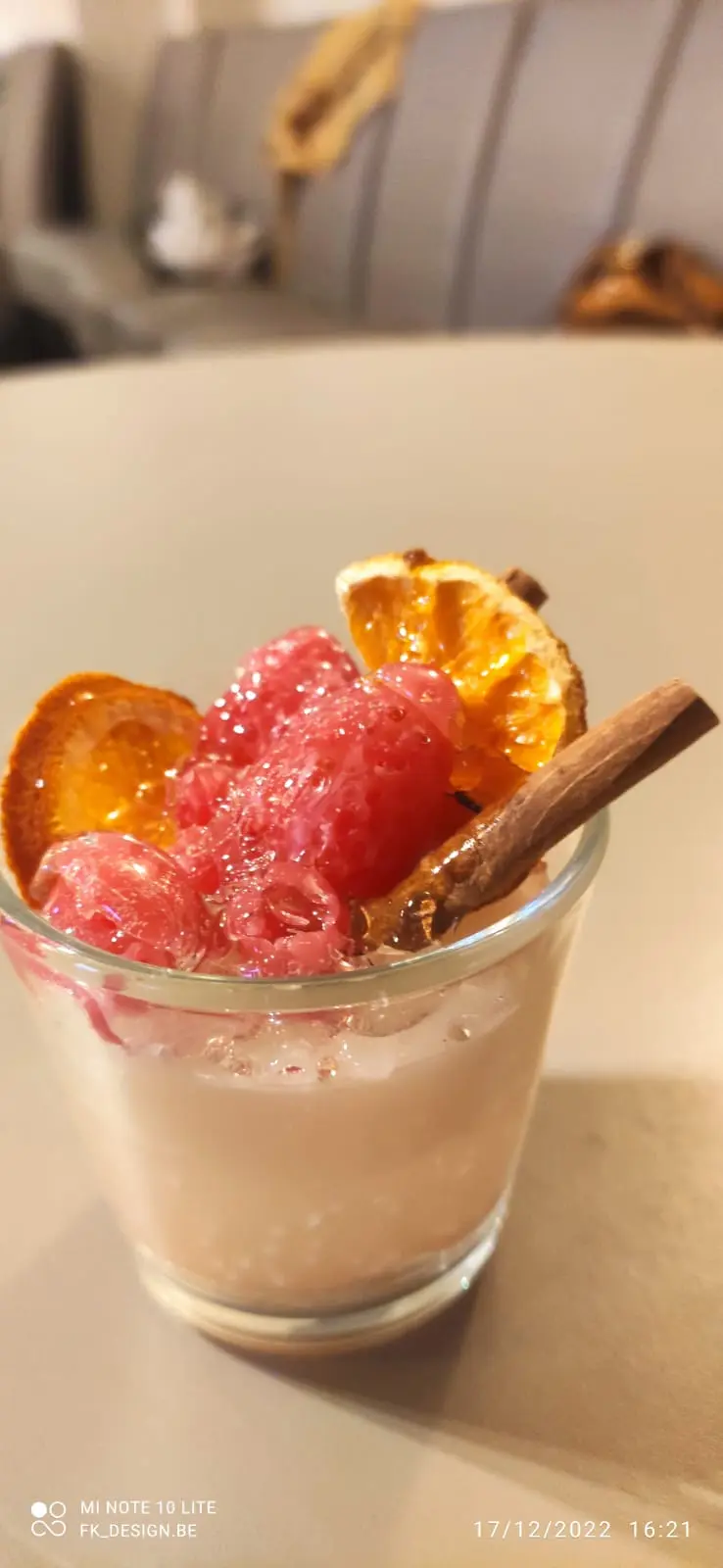 news-workshop-kaarsen-maken-leert-deelnemers-7