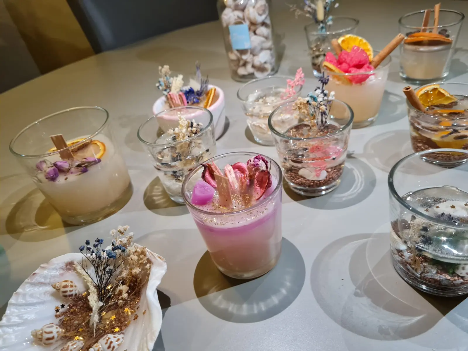 news-workshop-kaarsen-maken-leert-deelnemers-8