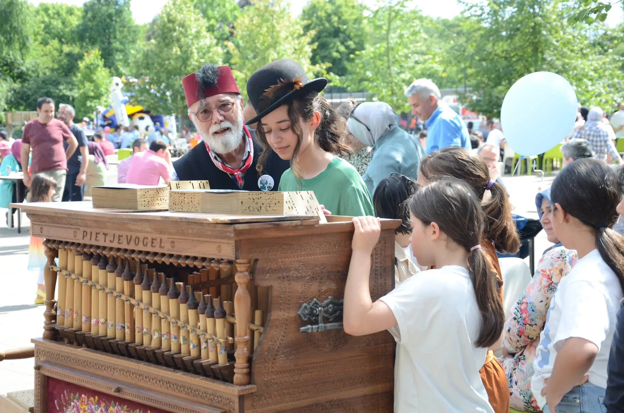 news-bayrammee-feestmee-laat-mensen-samen-1